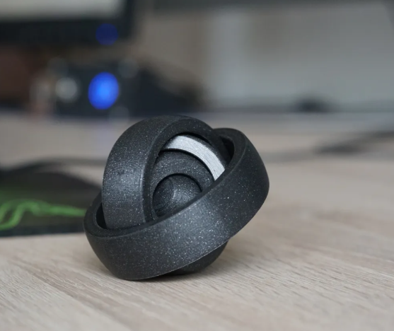 Ruchomy Żyroskop Antystresowy 3D – Obrotowe Pierścienie Fidget Toy